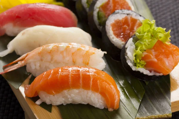 depositphotos_146931955-stock-photo-the-composition-of-nigiri-sushi